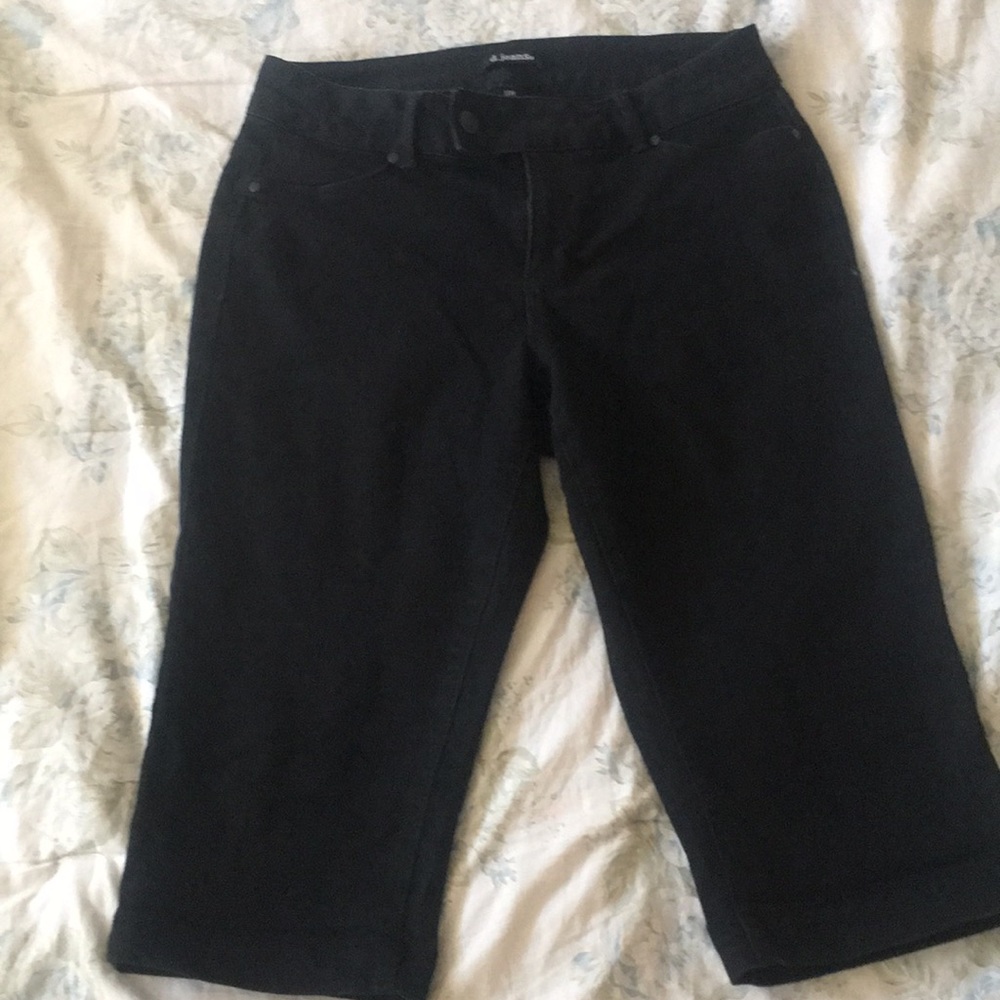 Black capris